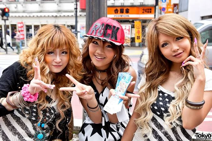 راهنمای کامل استایل گیارو: از Ganguro تا Reiwa Gyaru + راهنمای آرایش و ست کردن - تصویر ۲ - استایل و پوشاک