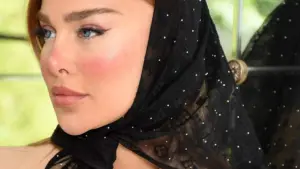 تصویری از مینی اسکارف در طرح‌ها و جنس‌های مختلف