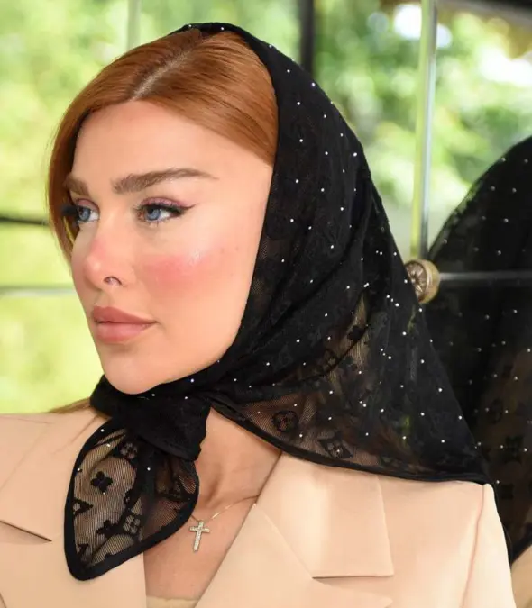 تصویری از مینی اسکارف در طرح‌ها و جنس‌های مختلف