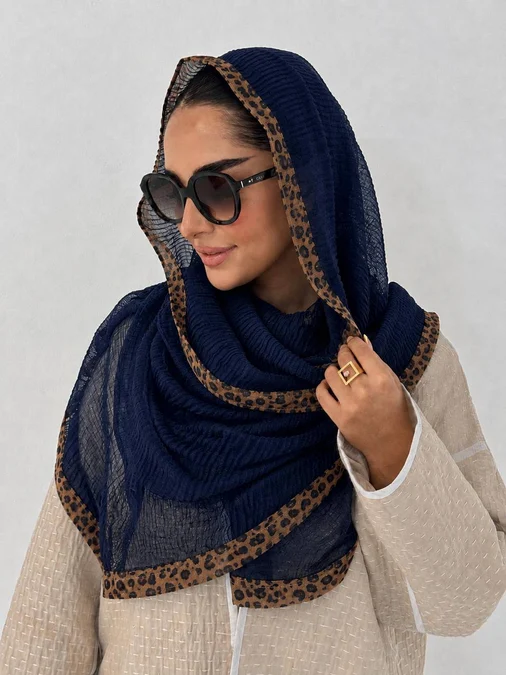 موناکو اسکارف یا بنیتا اسکارف؟ تفاوت این دو نام در چیست - تصویر ۳ - استایل و پوشاک