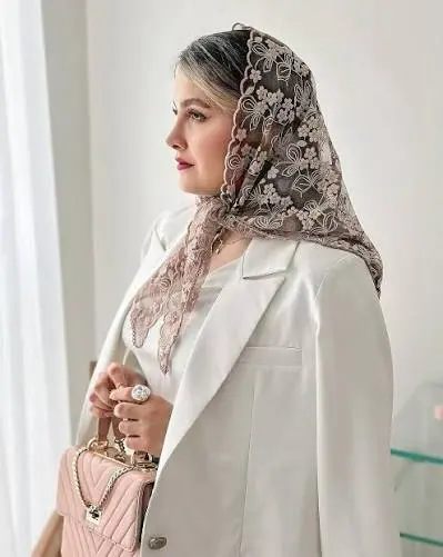 مینی اسکارف مجلسی؛ از ابریشم و ساتن تا توری و گیپور - تصویر مقاله - استایل و پوشاک