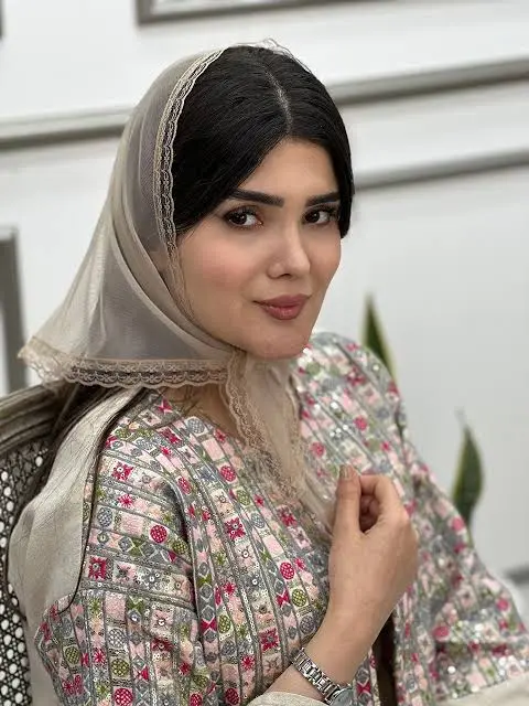 مینی اسکارف مجلسی؛ از ابریشم و ساتن تا توری و گیپور - تصویر ۲ - استایل و پوشاک